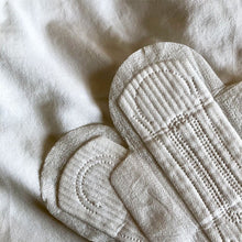 Carica l'immagine nel visualizzatore di Gallery, Due assorbenti Queesy aperti sovrapposti, con evidenza dei canali assorbenti lungo il prodotto.