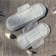 Carica l'immagine nel visualizzatore di Gallery, Queesy: assorbenti esterni Regular e Super con ali in cotone biologico e biodegradabili.