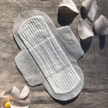 Carica l'immagine nel visualizzatore di Gallery, Assorbente Queesy biodegradabile con ali aperto.