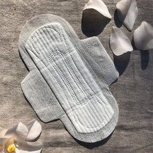 Carica l'immagine nel visualizzatore di Gallery, Queesy: assorbenti in cotone biologico e compostabili in soli 90 giorni.