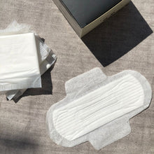 Carica l'immagine nel visualizzatore di Gallery, Queesy: assorbenti in cotone organico trial box