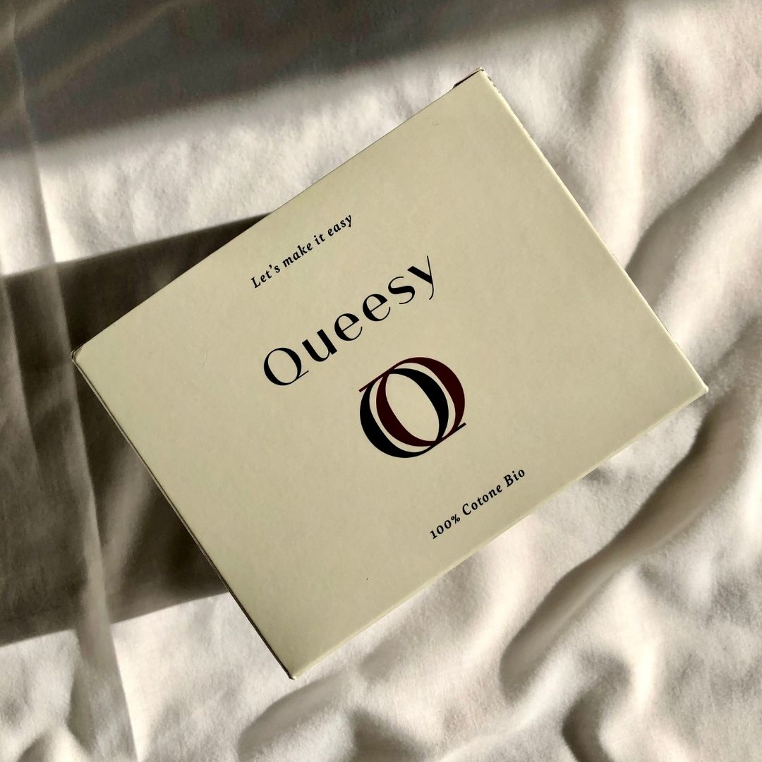 Queesy: box Queesy con logo ed informazioni sugli assorbenti mestruali