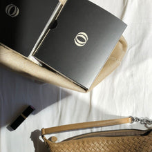 Carica l&#39;immagine nel visualizzatore di Gallery, Due scatole Queesy chiuse dentro una sacca elegante beige su superficie bianca.

